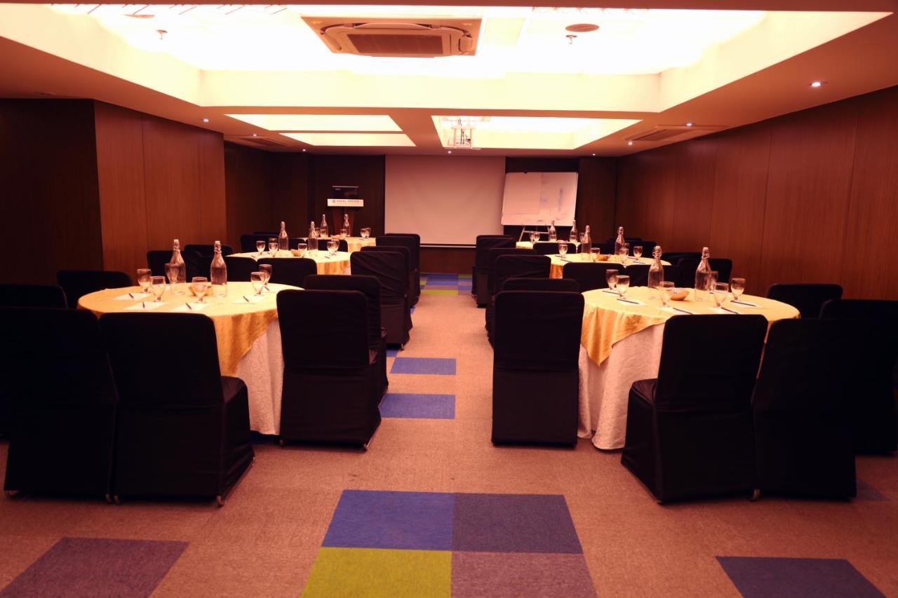 Royal Orchid Golden Suites Pune Zewnętrze zdjęcie