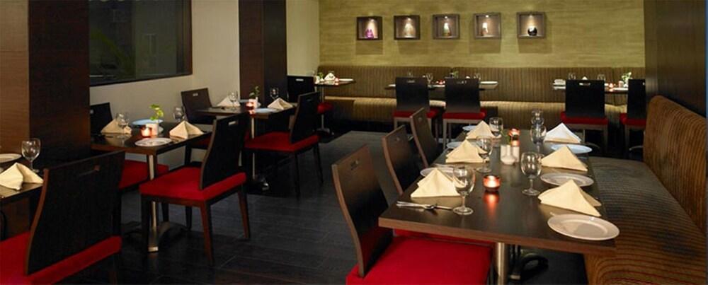 Royal Orchid Golden Suites Pune Zewnętrze zdjęcie