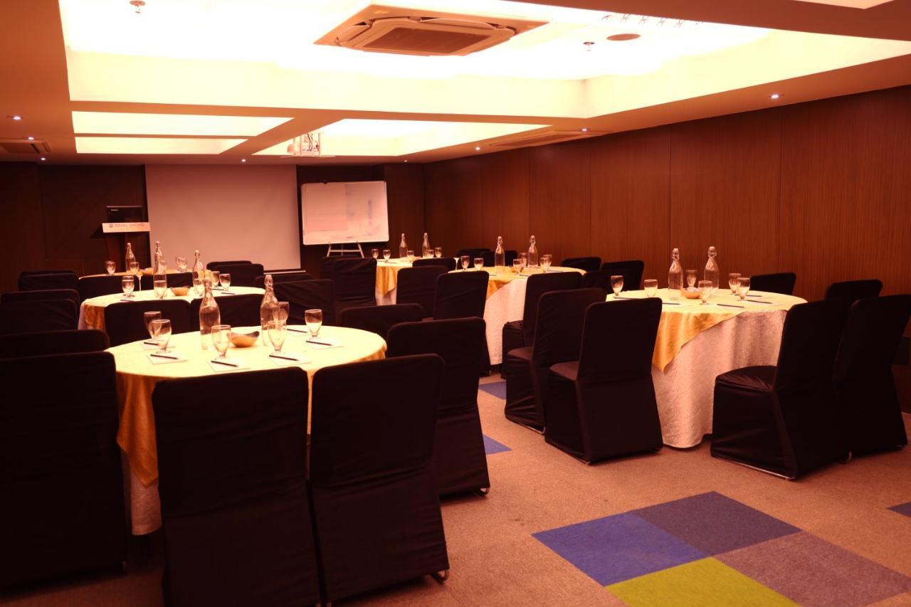 Royal Orchid Golden Suites Pune Zewnętrze zdjęcie
